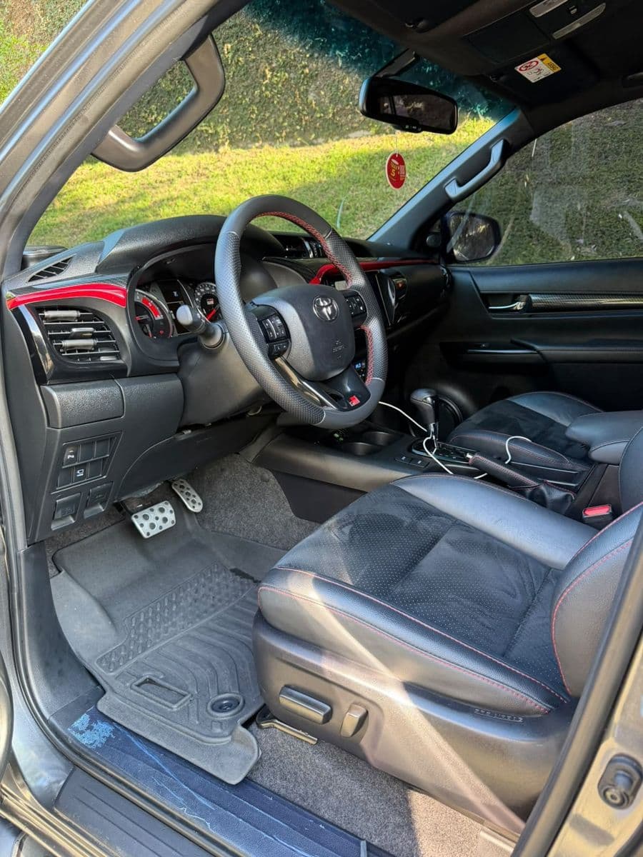 Cabina de una Toyota Hilux GR Sport del catálogo