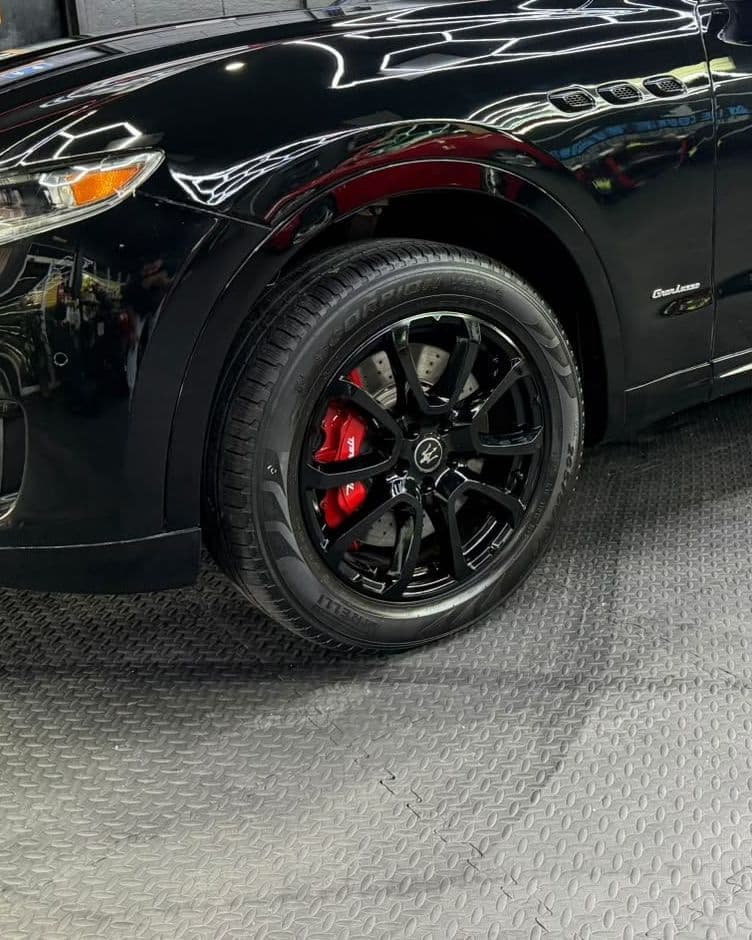 Rin y freno de una Maserati Levante del catálogo
